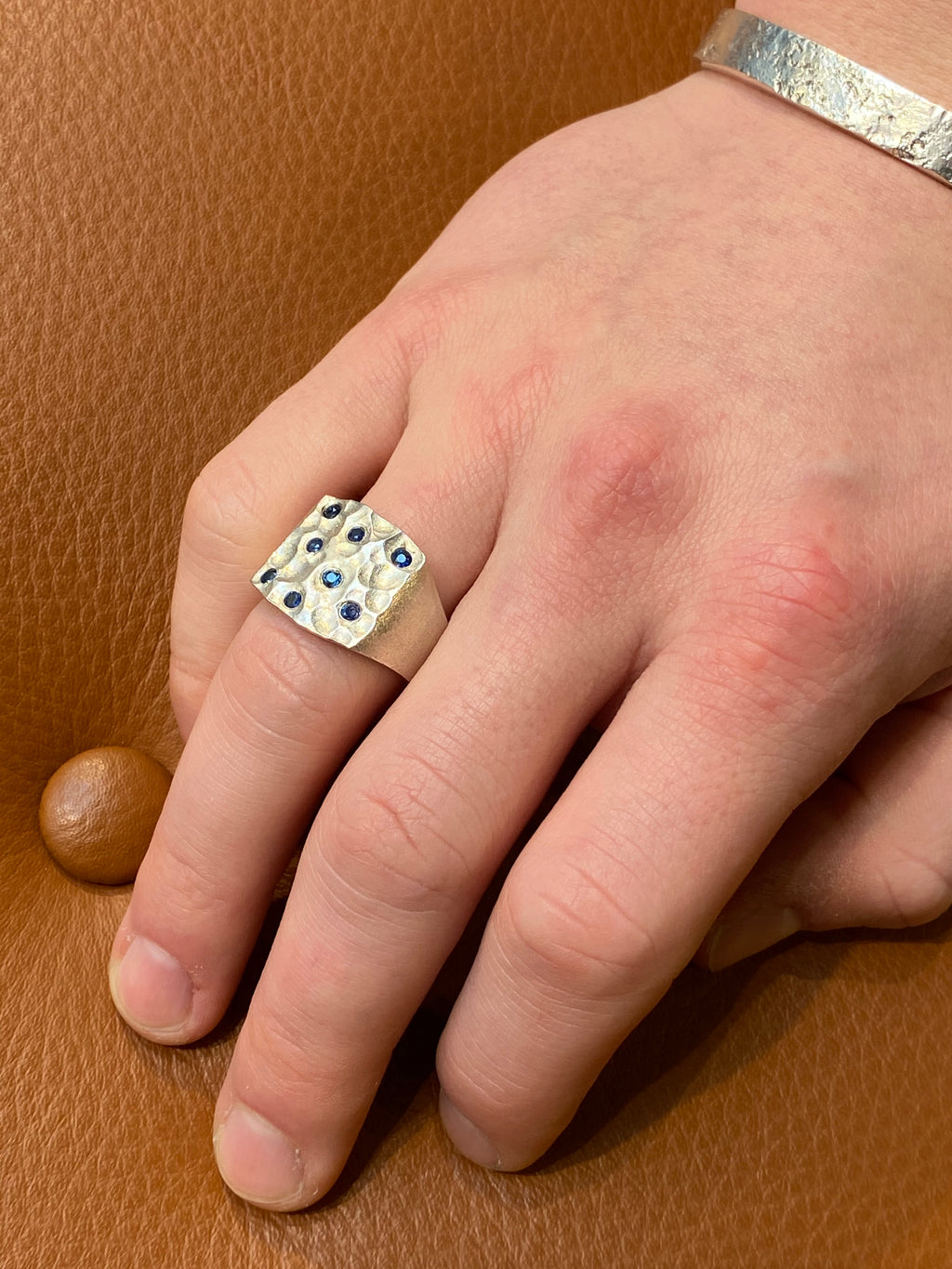 Rustik ring med safirer