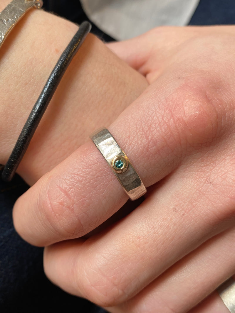 Sølv ring med blå/grøn brillant